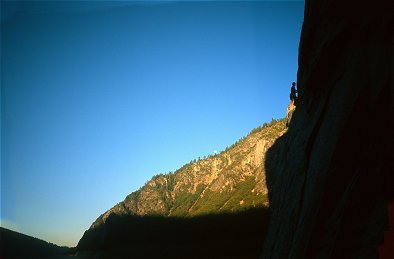 [SalatheHeartLedgeSunset_.jpg]
The previous party fixing the first pitch above Heart Ledges in the evening... and then in the middle of the night ! (Javascript animation, pass the mouse over the image)