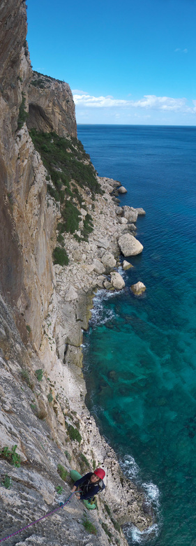 [20121028_134907_OceanoMareVPano_.jpg]
On Oceano Mare, with the cave of Millennium visible in the back. Higher up on the route the bolts are not so rusty and the climbing is slightly easier.