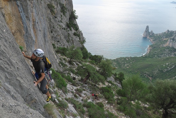 [20121104_092203_GirardiliMediterraneo.jpg]
Vincent on the 1st pitch of Mediterraneo at the Punta Girardili. Several routes up there are famous and doable, such as the Güllich or 7 anni di solitudine.