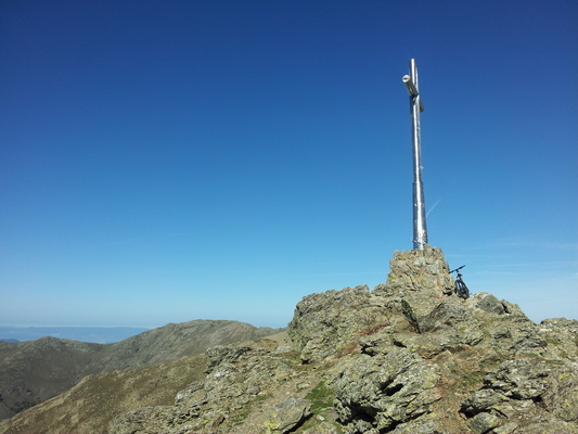 [20121109_111520_Marmora.jpg]
Summit of the Punta La Marmora (1934m), the highest of Sardinia. It's like standing on a map: on a good day you can see the entire island from here.