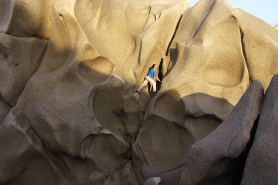 [20121110_092256_CapoTesta.jpg]
The boulders are very carved but not on a small scale: there are no holds to peak off, only bulges and rounded cracks.