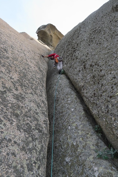 [20121110_114609_UcellacciUcellini.jpg]
An interesting double crack for a 3rd pitch.