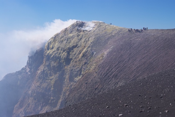 [20091007_132448_Etna.jpg]
Tourists above the cliff of the main crater of Etna.