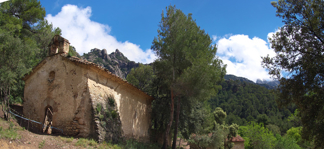 [20130430_123902_MontserratPano.jpg]
Abandonned church building below Montserrat.
