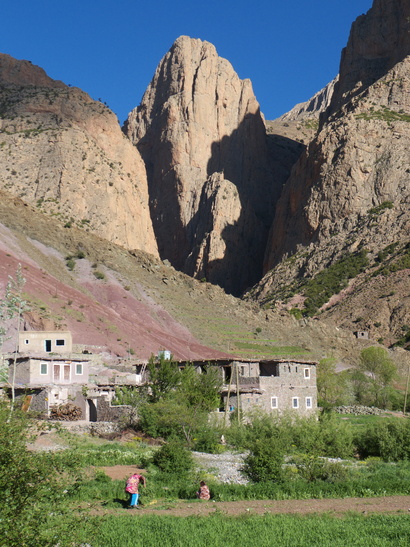 [20120430_175237_TaghiaTaoujdad.jpg]
Taoujdad dominating the village of Taghia.