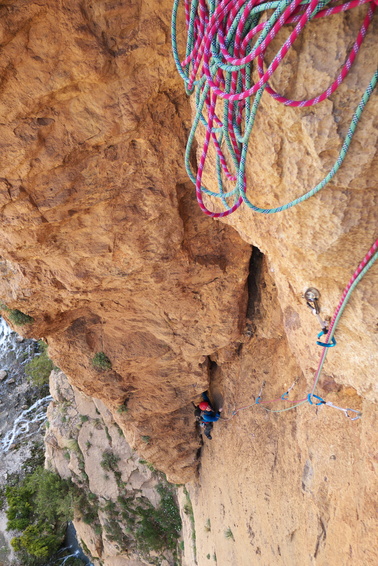 [20120501_104948_TaghiaReveAicha.jpg]
Jenny in the upper dihedral of 'Le Rève d'Aicha', one of the easiest routes, right above the springs.