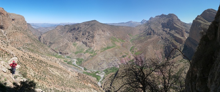 [20120502_120542_TaghiaAlAndaluzPano_.jpg]
Ledge of the 2nd pitch of Al Andaluz, one of the best trad lines in Taghia: no pitons necessary here, unlike many others.