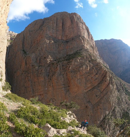 [20120504_175904_BelleEtBerbereVPano_.jpg]
The ledge on the summit of 'Belle et Berbère', with Oujdad on the other side of the canyon.