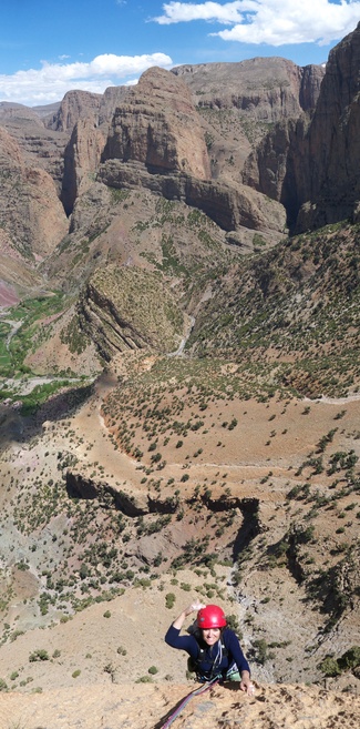 [20120506_143227_HabenOderSeinVPano_.jpg]
The village of Taghia as well as Oujdad visible from the waterfall cliff (Tinik Fsin). Some pitches on the route are a bit runout, like the first bolt 10m above a belay with a dead tree forming a big wooden stake right below...