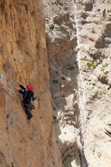 [20120509_113246_AuNomDeLaReforme.jpg]
Back on Taoujdad, next to 'Le Chien', the slightly easier 'Au nom de la Réforme'. The white dike in the back is the steep descent gully. It's common to climb both those routes on the same day.