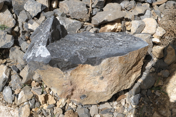 [20120509_140913_AuNomDeLaReforme.jpg]
The rock all around looks reddish, but it's only the surface patina. Underneath it's all black but little of it is visible on the routes, that's how good it is.