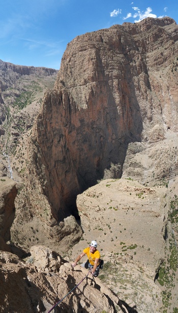 [20120516_123025_RatonesColoraosVPano_.jpg]
Romain on the final pitch of 'Los Ratones Coloraos' and view on Tagoujimt.