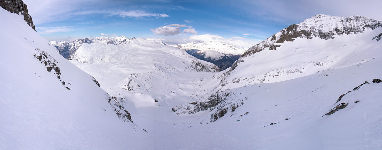 [20070325-TailleferNorthGullyPano_.jpg]
The large North couloir of the Taillefer, with the large plateau leading to the Grand Galbert. In the far distance are Belledonne (left) and the Grandes Rousses (right).