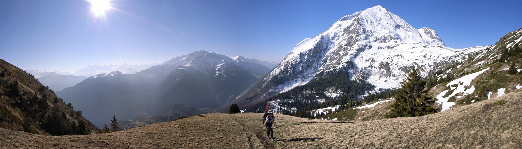 [20070407-TailleferApproachPano_.jpg]
Late spring approach from the Grenoniere, passing below the Pyramid of the Taillefer.