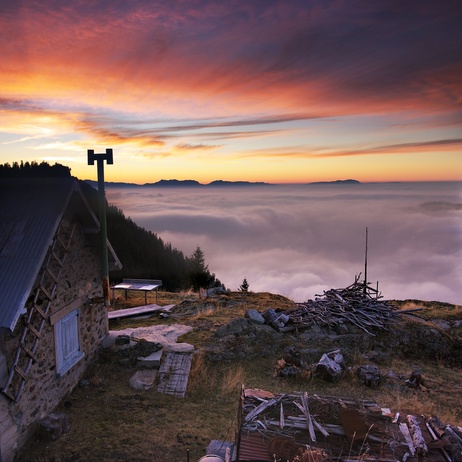 [20071023_184408_AboveGrenobleVPano_.jpg]
HDR view of the Chalets de la Barriere, near the Poursolet. The Vercors is visible on the other side of the valley.