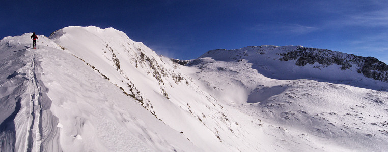 [20080205_105945_TailleferTraversePano_.jpg]
Traversing the ridge of the petit Taillefer, in the direction of the main Taillefer.