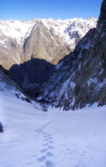 [20080208_104218_InfernetCouloirVPano_.jpg]
Going up the Infernet couloir, a long way above the road.