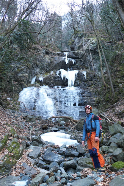 [20120222_084834_CascadeChampignonsAgo.jpg]
The zeroth pitch, not quite formed up. Let's just walk around it.