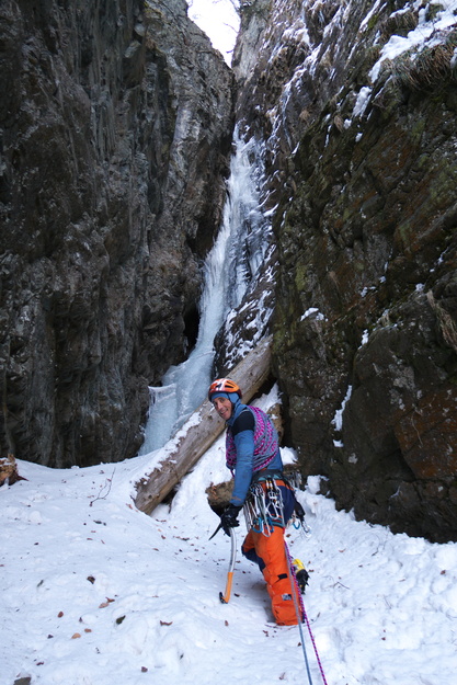 [20120222_121306_CascadeChampignonsAgo.jpg]
The narrow gully in the middle of the route, another 60m long thin and fun pitch.