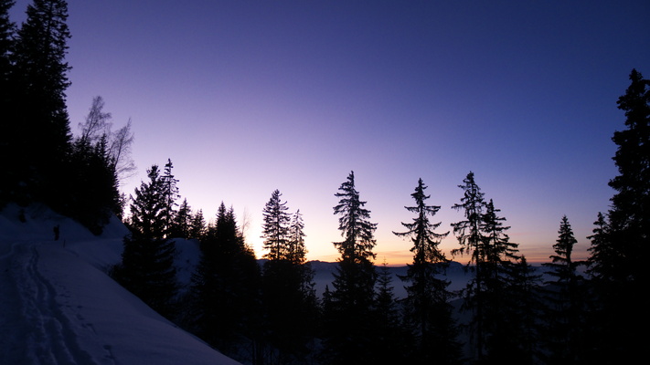 [20120222_182823_CascadeChampignonsAgo.jpg]
We reach the descent trail towards 'La Morte' and it's now completely dark. I only have the tiny light of my swiss army knife.