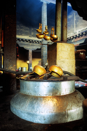 [Kitchen.jpg]
The impressive kitchens of the Drepung monastery. Impressive by their size that could accommodate thousands of monks. You could easily take a swim in some of their pots ! Unfortunately it doesn't see much use nowadays with only a few monks left in the entire monastery. And the pay per picture applies here as well.
