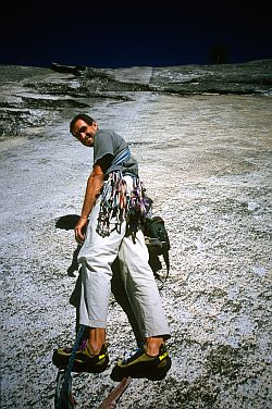 [CrestJewelCheater.jpg]
Vincent starting in the right mood for the crux: stepping on bolts !