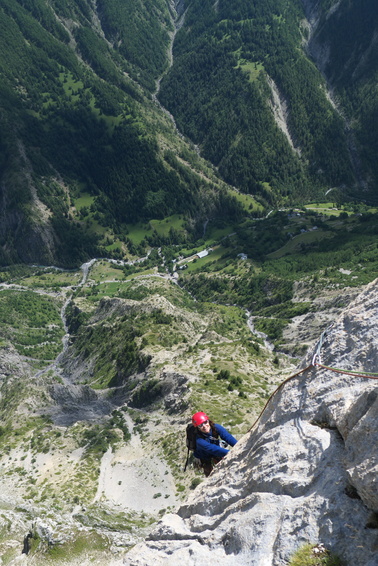 [20110714_152114_ChapeauGendarme_ClochePied.jpg]
Climbing 'A cloche-pied' on the Chapeau de Gendarme.