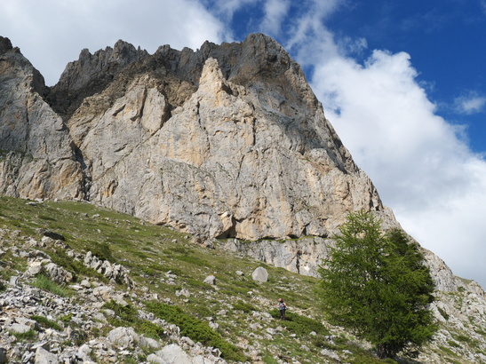 [20110714_171601_ChapeauGendarme_ClochePied.jpg]
General view of the cliff. A large ledge crosses the entire face.