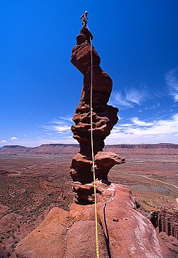 [CorkscrewV.jpg]
Some more Utah precarious constructions. If it hasn't fallen with the last climber, it's probably good for this time. Or so does everybody think. Anyway, by far the craziest summit one is likely to experience.