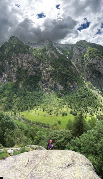 [20110729_122847_ValDiMeloVPano_.jpg]
The climbs are mostly on south faces. Access to the upper valley is forbidden  to cars, although many italians don't seem to care.