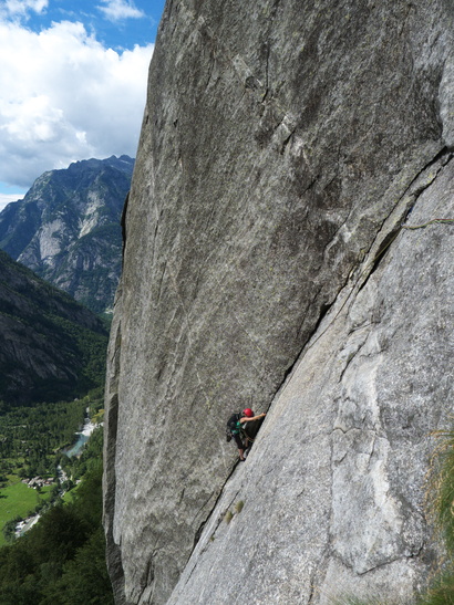 [20110730_113128_LunaNascente.jpg]
One of the several pitches of not-so-steep layback (laid-back layback ?).