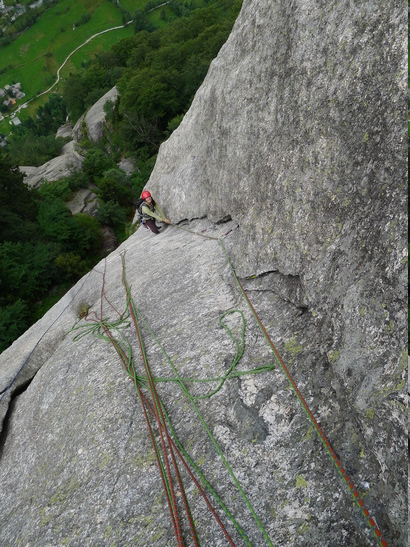[20110730_122950_LunaNascente.jpg]
There are 4 similar pitches of layback crack.