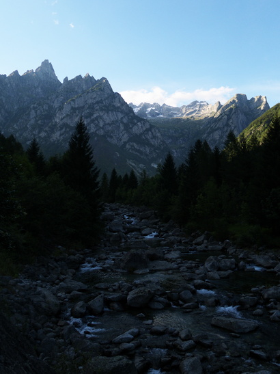 [20110730_191419_LunaNascente.jpg]
The upper valley.