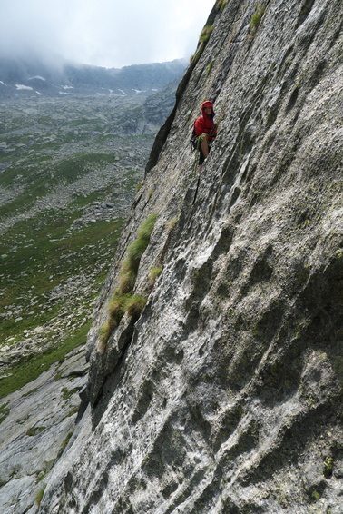 [20110803_141654_WaitingList.jpg]
The route was supposed to be runout, but I managed to get off-route on the 3rd pitch, chasing a far away bolt 25 meters to the right, with a killer move a couple meter before the bolt which happened to be... a dead end.