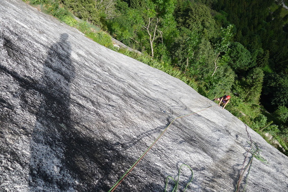 [20110804_164112_Colibri.jpg]
The Colibri route on the Alkekengi cliff. The name probably stems for the weight that's required to be able to pull off those unprotected slab moves without fear. This area, although not far from the main trail, receives very few visits judging by the impossible to find trail.