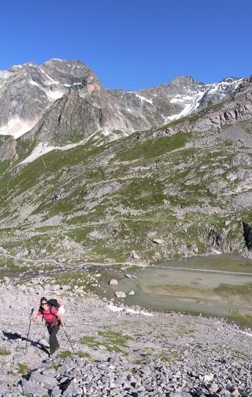 [20070715-094313_LacVachesVPano_.jpg]
Hiking up towards the base of the Vanoise Needle, above Cow lake.