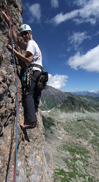 [20080803_141028_GrandePareiVPano_.jpg]
Martin leading the way on the Grande Parei, a ridge leading to the Pierra Menta.