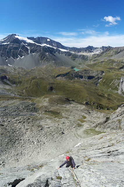 [20100905_141253_PtObservatoireVPano_.jpg]
Higher up on the slab, with the Peclet-Polset hut near the Lac Blanc.