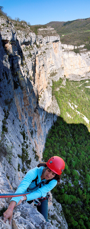[20070422-GuenillesCloseVPano_.jpg]
Nearing the summit of the cliff, Presles. Very sever contrast difference corrected by HDR techniques.