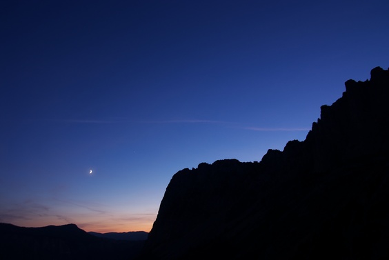 [20071016_191618_VercorsDark.jpg]
Moon crescent and Venus on the edge of the Vercors ridge.