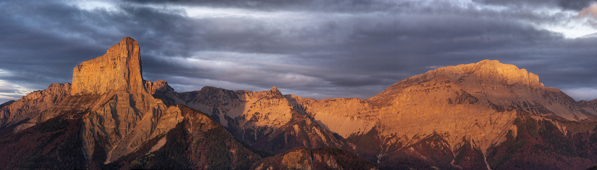 [20071017_081027_MtAiguilleMorningPano_.jpg]
Morning panorama on Mt Aiguille and Grand Veymont from the summit of the Goutaroux.