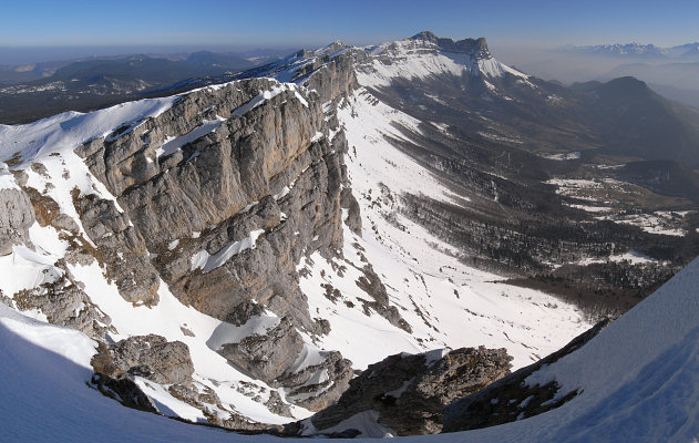 [20090317_084415_PeyrouseEastCouloirPano_.jpg]
Summit of La Peyrouse with a diving view of the Couloir and the northern part of the Vercors: the Grande Moucherolle dominates the background.