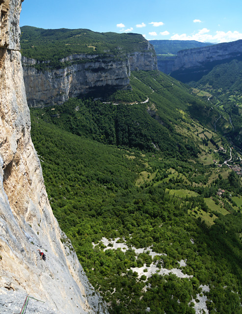 [20100806_124358_PreslesVPano_.jpg]
Diagonal traverse at Presles, with the cliff extending towards the Vercors plateau.