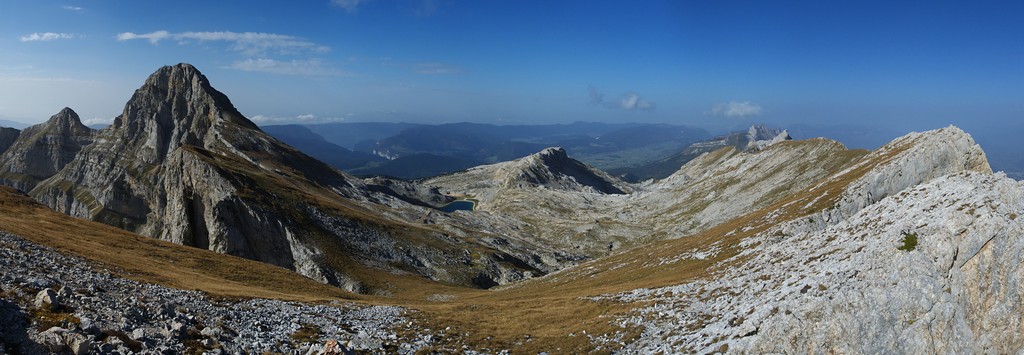 [20101009_160320_DeuxSoeursPano_.jpg]
Panorama from the summit of the Deux Soeur: the Grande Moucherolle on the left, the Gerbier on the right.