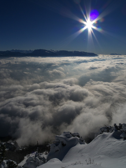 [20101204_104514_Moucherotte.jpg]
Belledonne behind a cloud covered city of Grenoble.