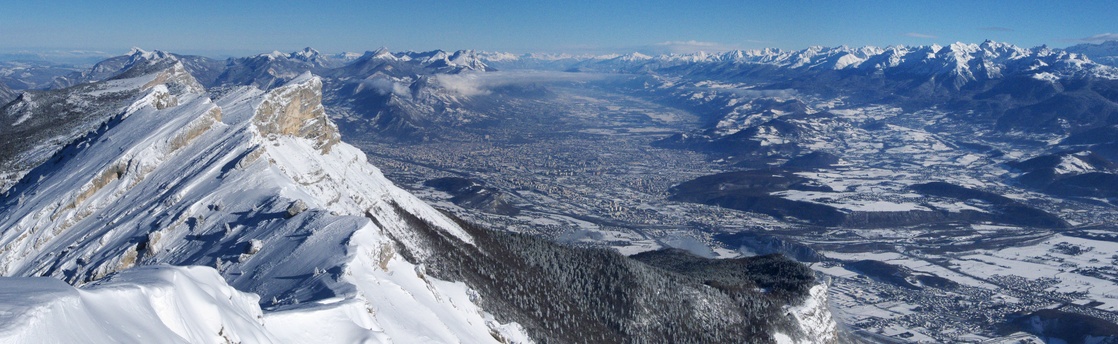 [20101218_124422_RocherOursPano_.jpg]
Panoramic view of Grenoble taken from the Ours summit, next to the Cornafion. From the left: pic St michel and the northern Vercors, Chartreuse, Grenoble and the Gersivaudan valley, Mt Blanc behind the one cloud and Belledonne.
