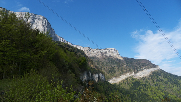 [20110421_095257_VttMortier.jpg]
Vue sur le balcon nord du Vercors par ou passe le chemin de boeufs. Le tunnel du Mortier débouche sous la partie droite de la falaise du haut.