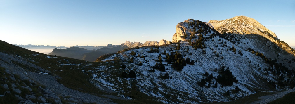 [20110922_075000_RandoVercorsPano_.jpg]
The Vercors ridge with the Mt Aiguille in the background.