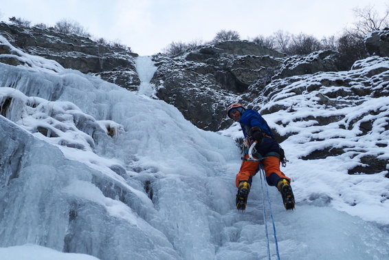 [20120208_100759_LivetSablierDesRoberts.jpg]
Agostino on the 3rd pitch (grade 2)