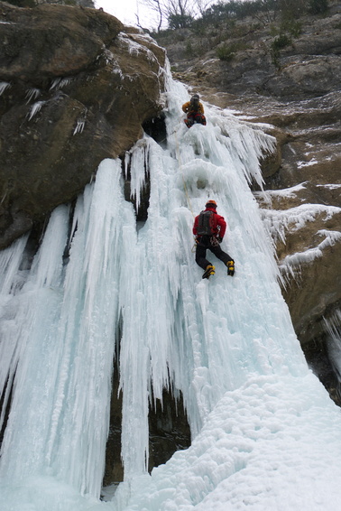 [20120211_131803_CascadeArbois.jpg]
The 3rd pitch, the only one with good ice all the way, even if the way was slightly overhanging for a while.